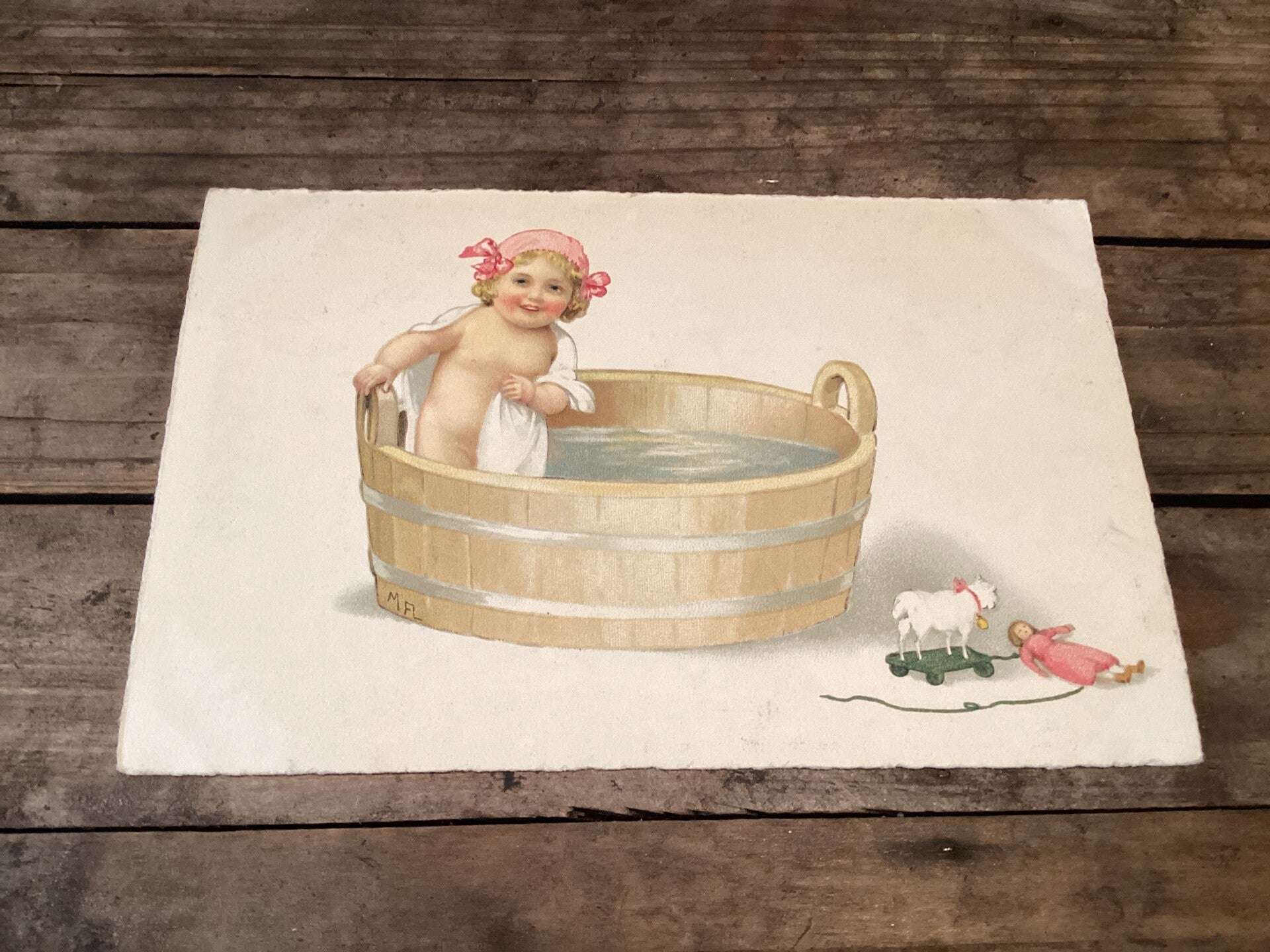 Oude ansichtkaart meisje in bad