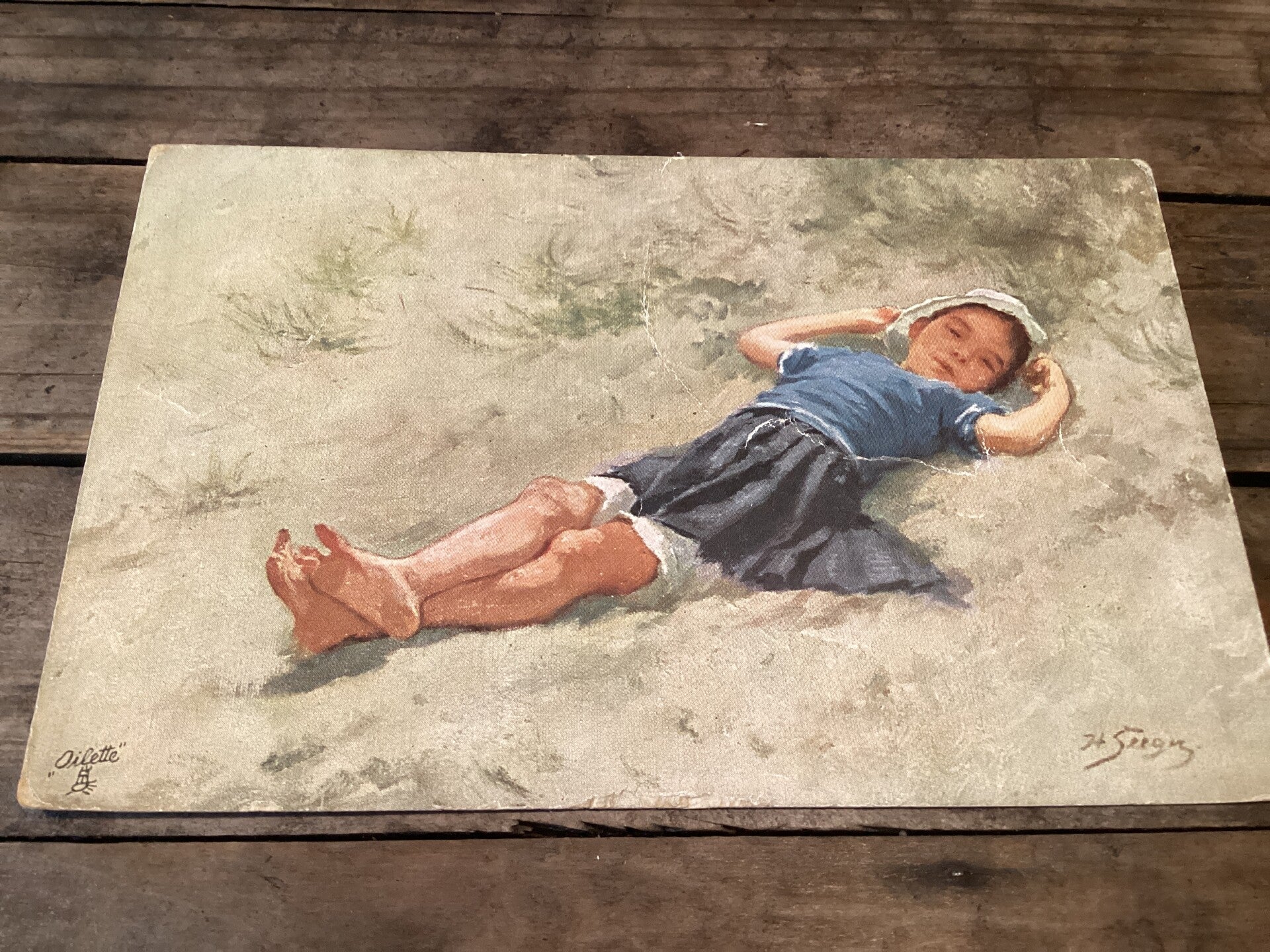 Oude ansichtkaart meisje op het strand