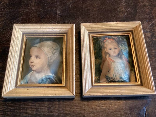Afm. 11,5x13,5 2 identieke lijstjes met op zijde 2 meisjes afgebeeld, het zijde staat bol.