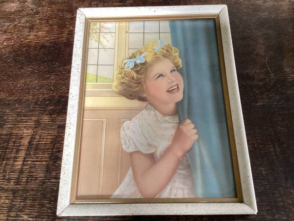 Vintage schilderijtje lachend meisje achter gordijn 17x22 cm