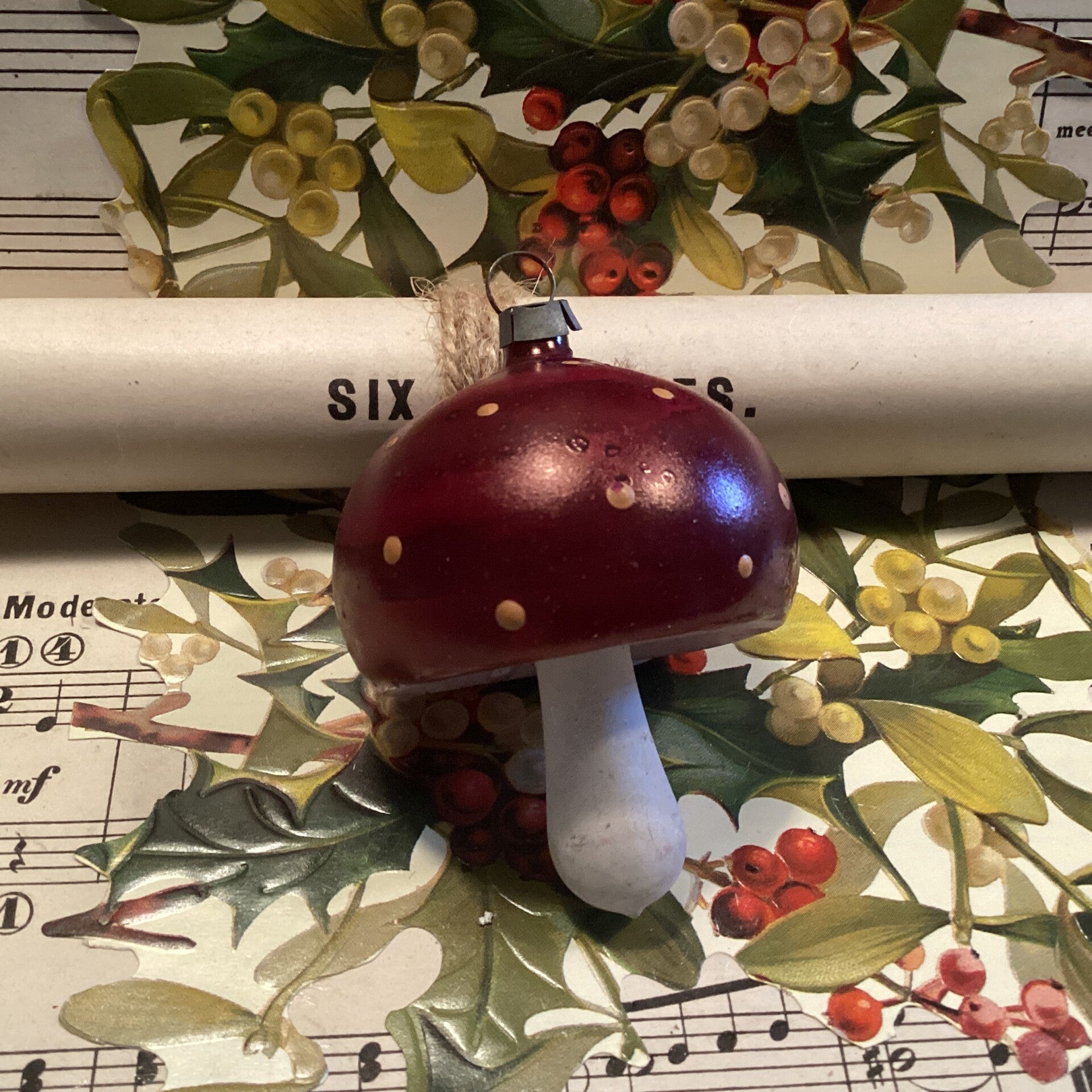 Antieke paddenstoel, melkwitte steel, donker rood, witte stippen 8 cm