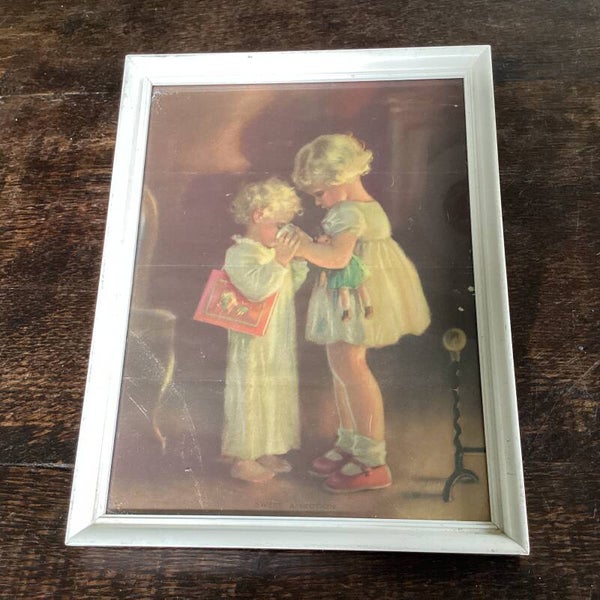 Vintage afb.in lijst 17x22 cm, zusjes met drinkbeker