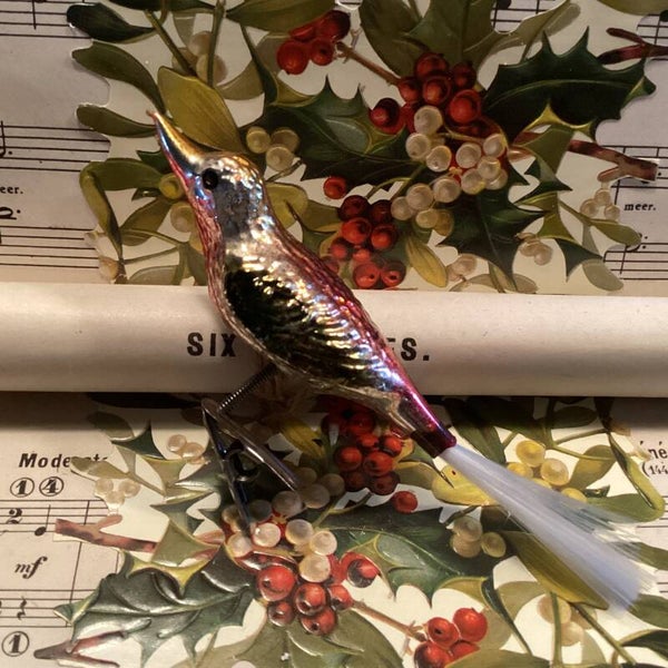 Antieke kerstbal schitterende vogel met fiberstaart, mooie kleuren, op clip