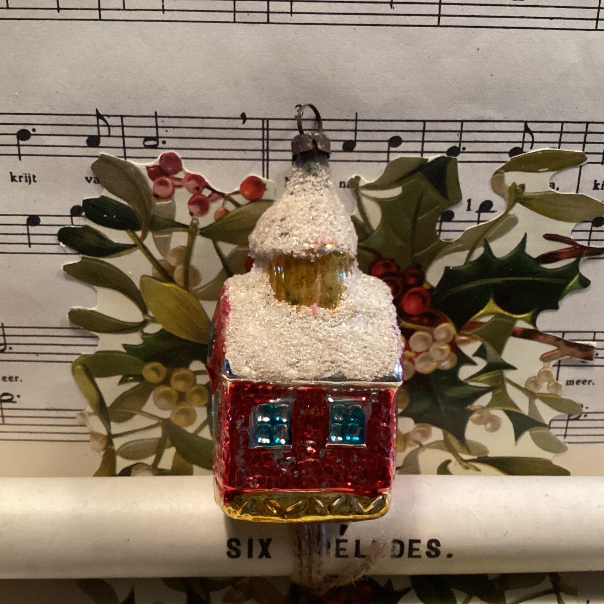 Antieke kerstbal kerk rood, goud met gesuikerde daken