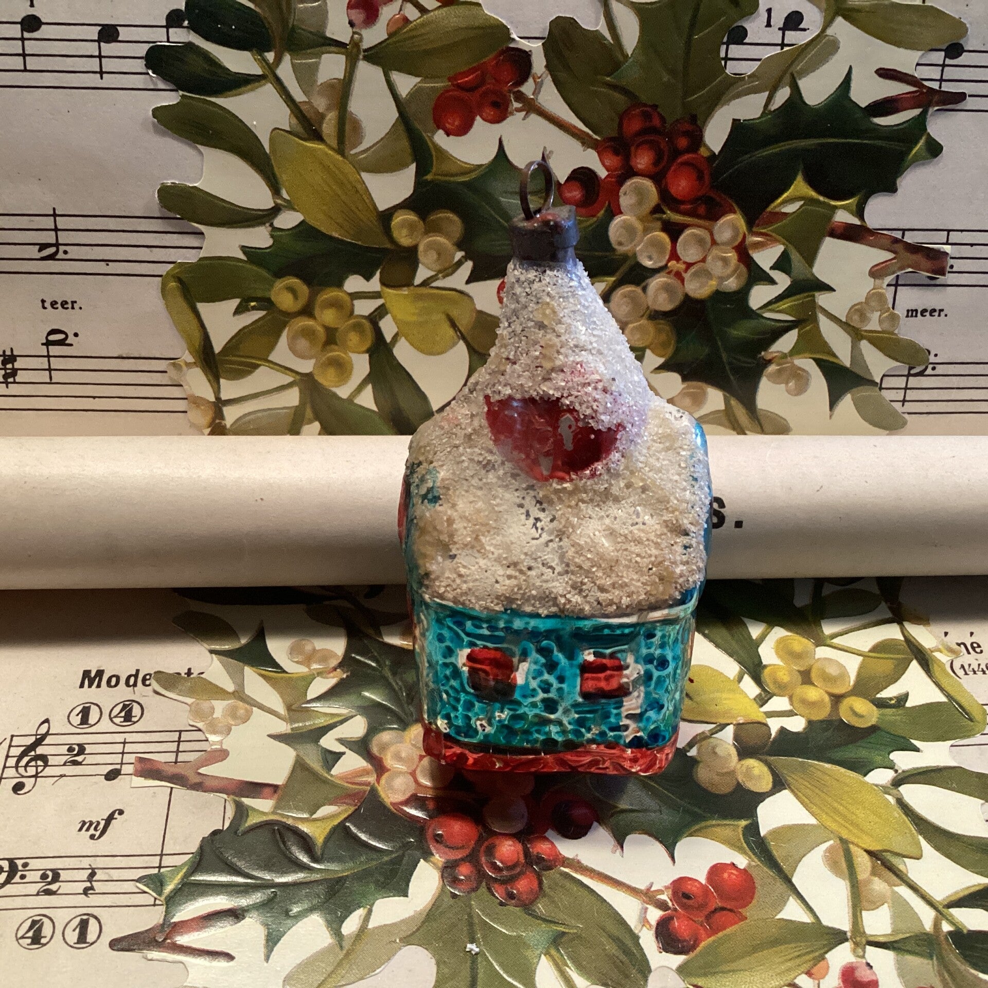 Antieke kerstbal kerkje blauw rood met gesuikerde daken