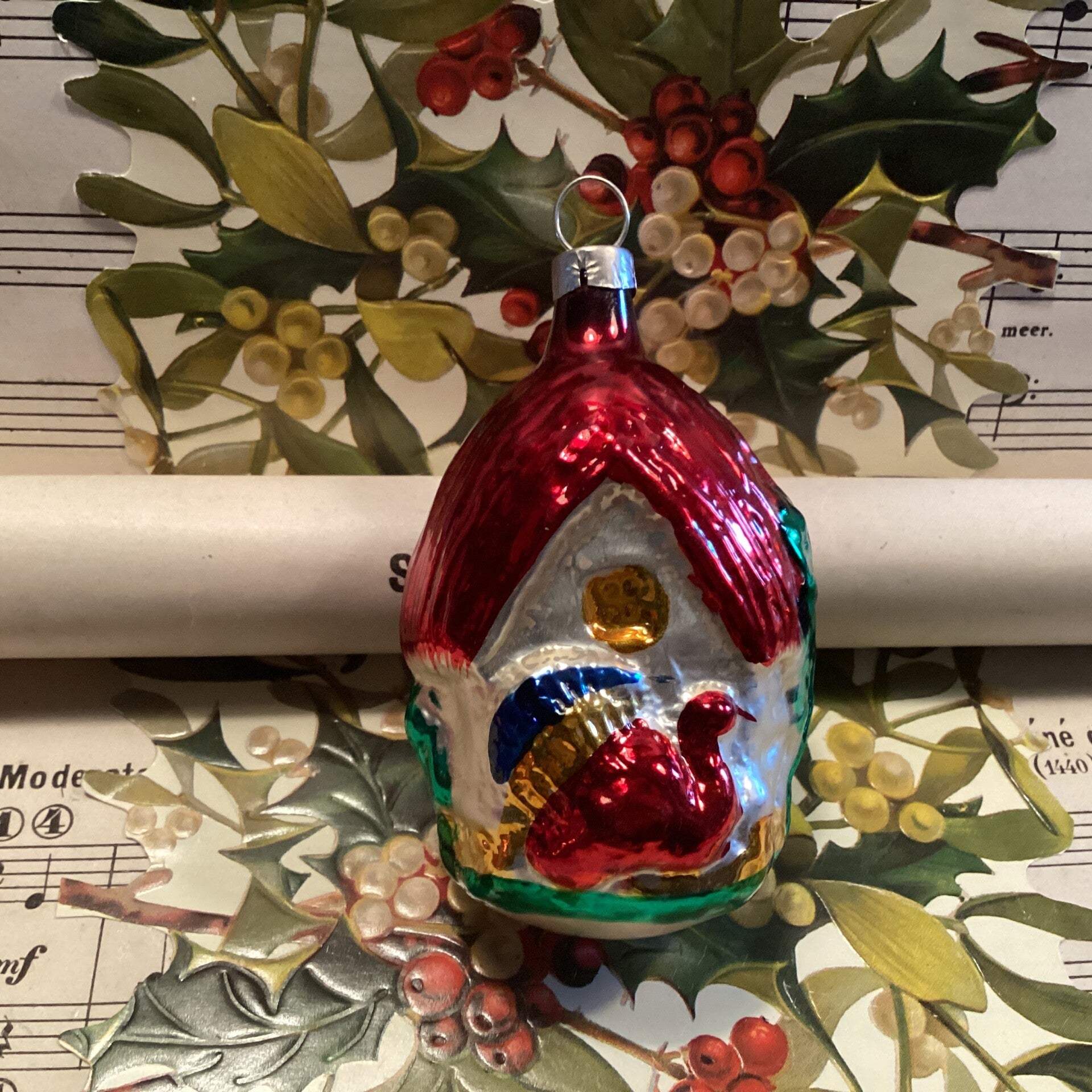 Antieke kerstbal huis, rood dak met pauw