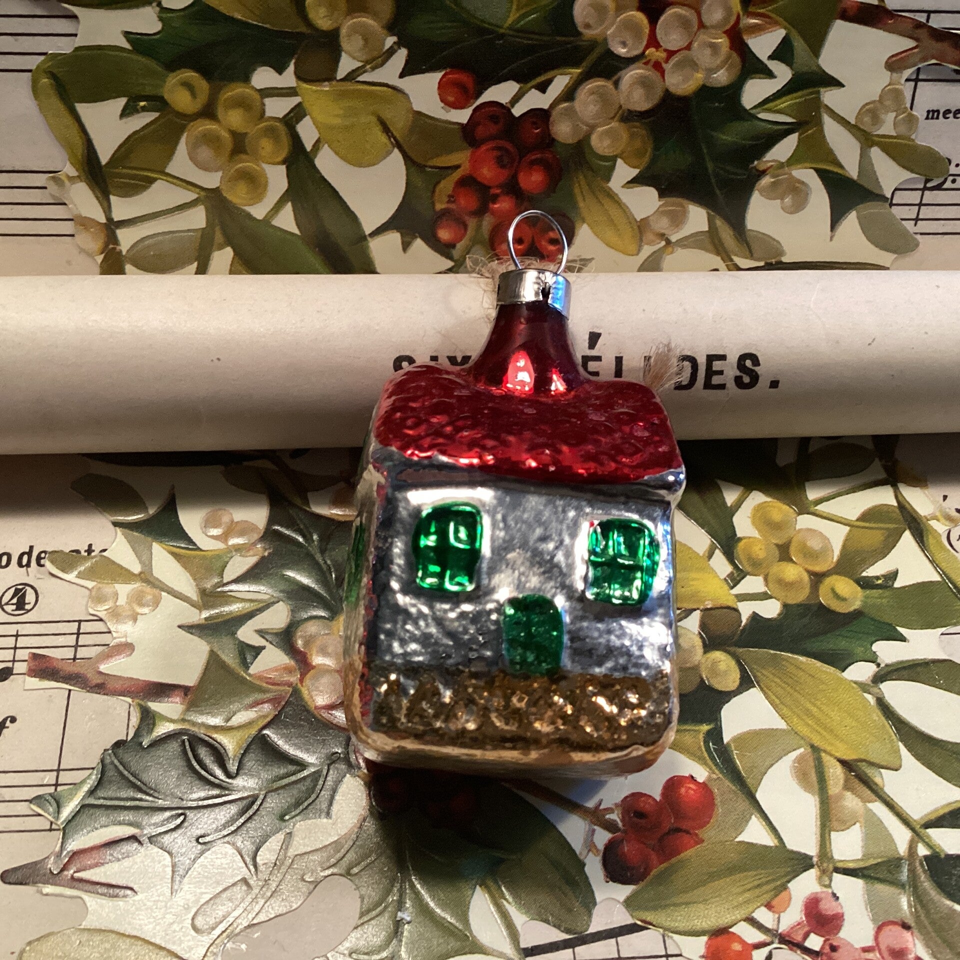 Antieke kerstbal klassiek huisje