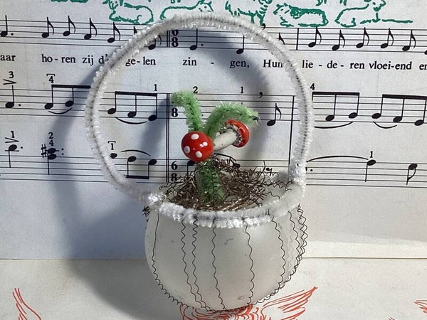 Paddenstoeltjes op mat glazen kerstbal met chenille handvat, 8 cm hoog