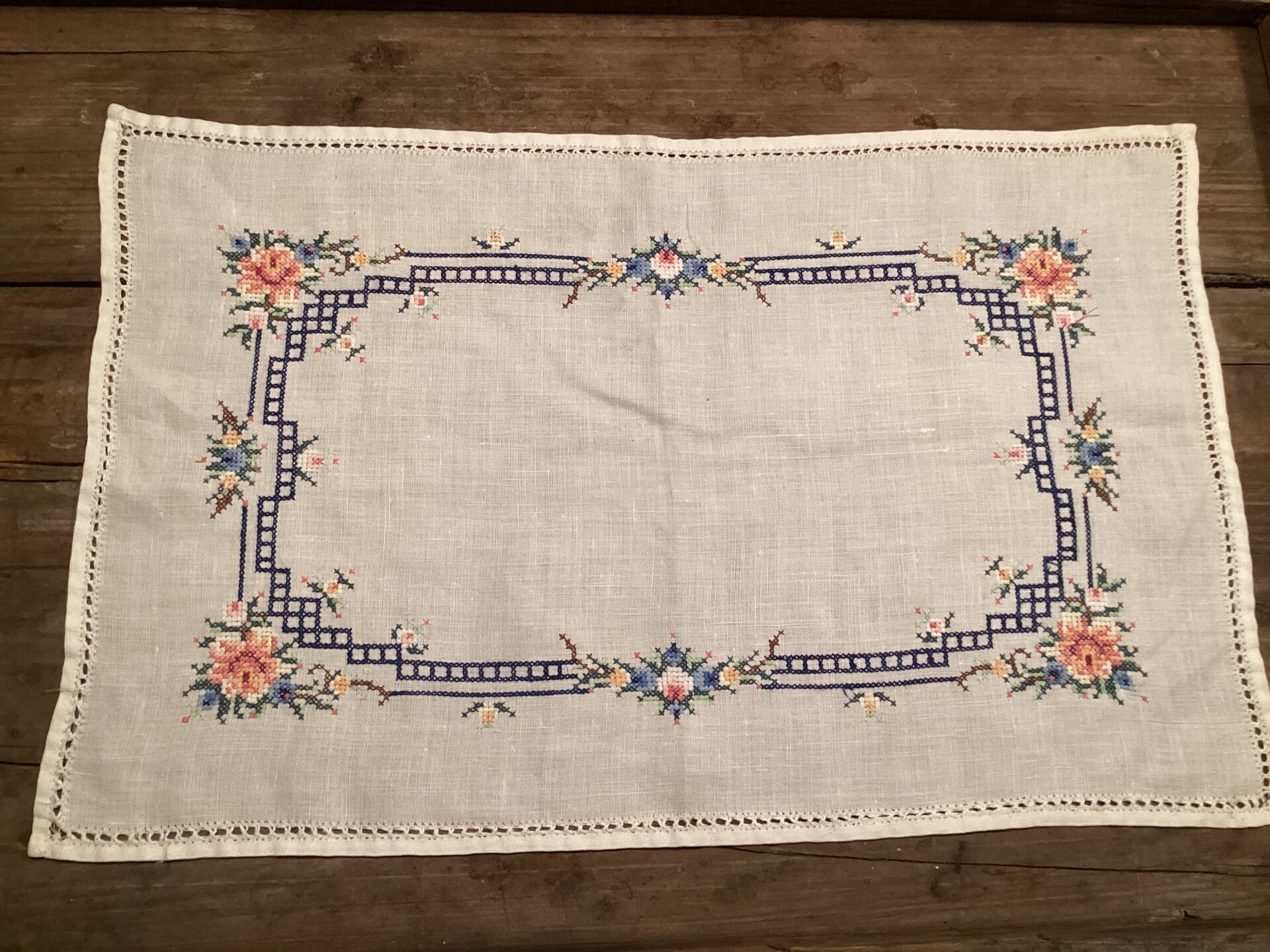 Geborduurd kleedje 47x30 cm