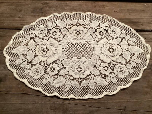 Mooi ovaal kleedje, opengewerkt met rozen, 43x29 cm