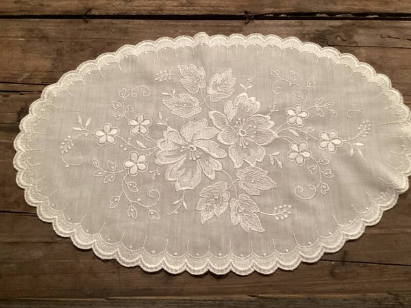Mooi ovaal kleedje, geborduurd, gelobde rand,35x22 cm
