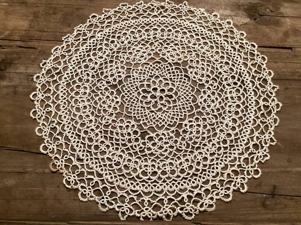 Kantklos rond opengewerkt kleedje, 25 cm