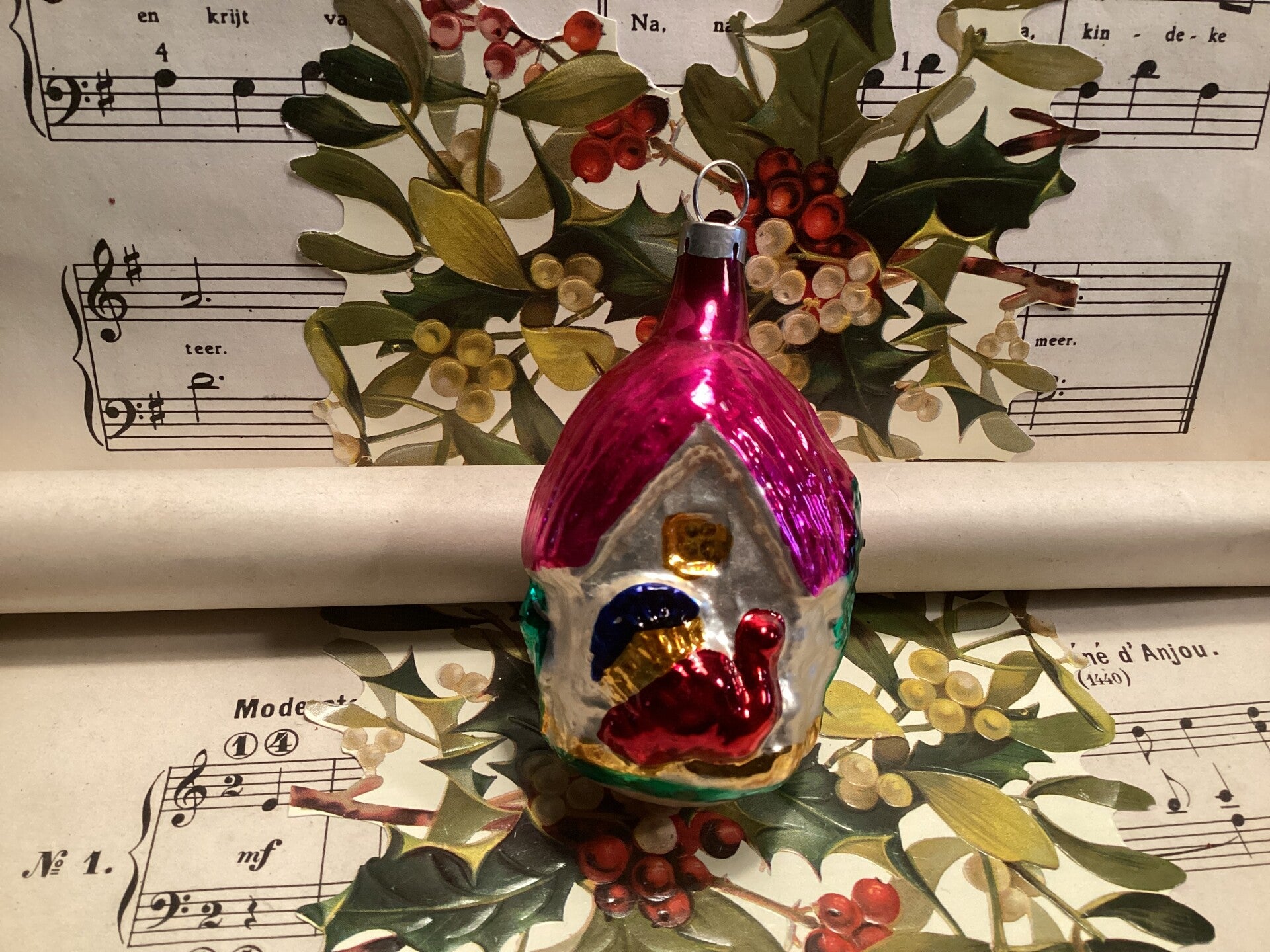 Antieke kerstbal huis, roze dak met pauw