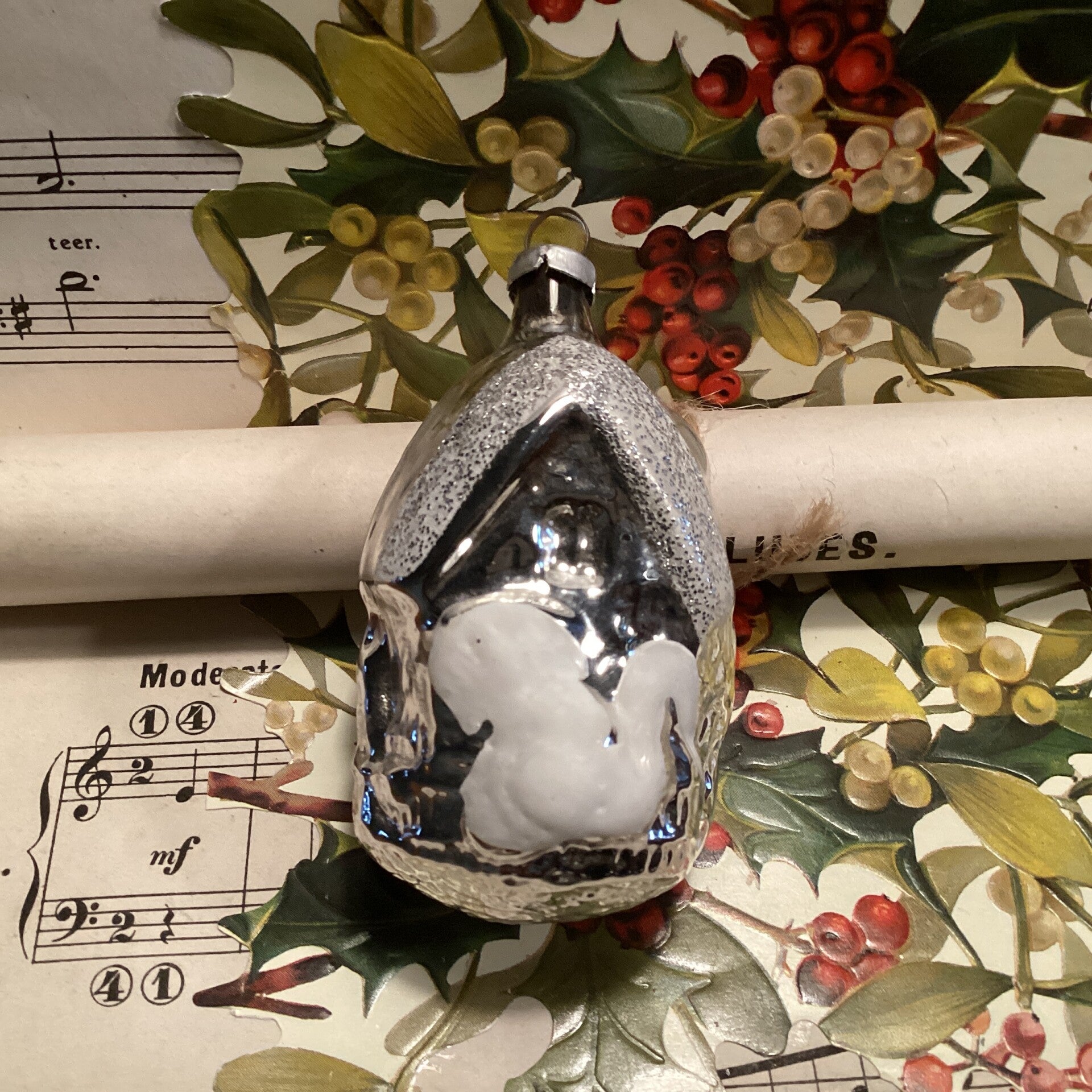 Antieke kerstbal huis, zilver met pauw