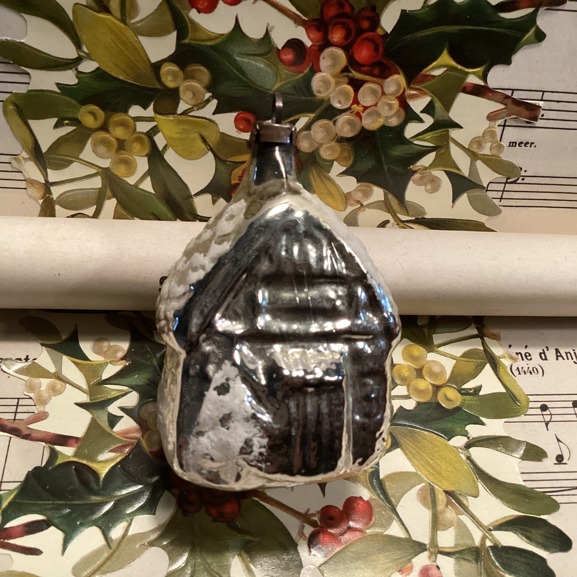 Antieke kerstbal groot huis zilver, gesuikerd, 7x5x4 cm