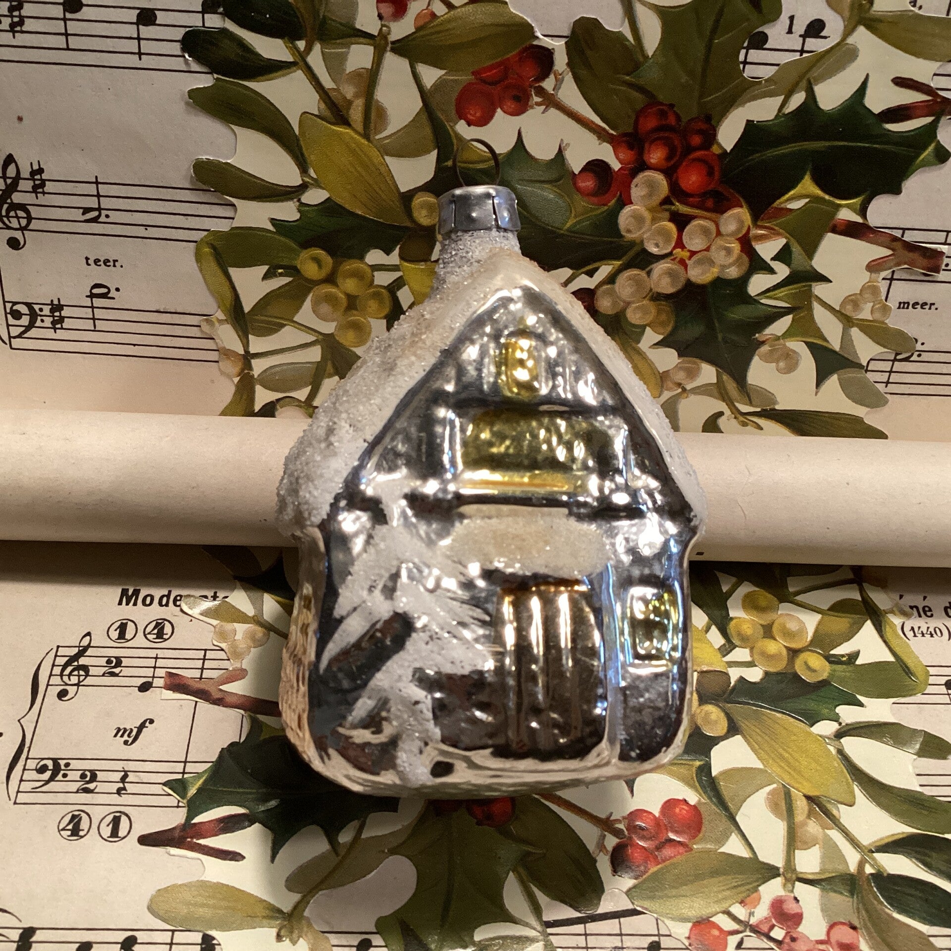 Antieke kerstbal groot huis met gesuikerd dak en kerstbomen, 9x6x5 cm