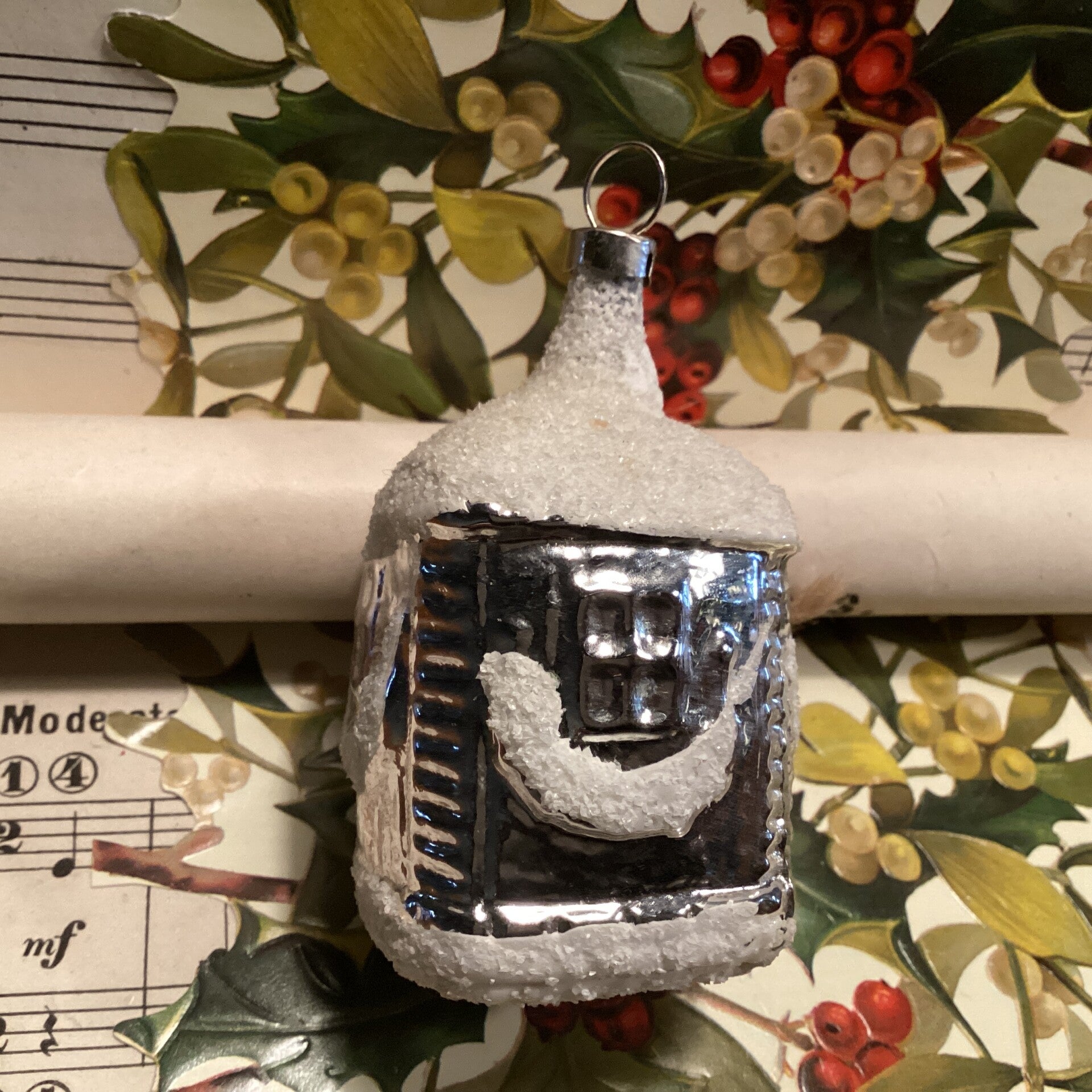 Antiek huisje vierkant, gesuikerd en met gesuikerde guirlandes