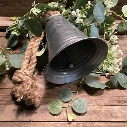 Ijzeren grote klok met klepel, 20 cm met sisaltouw