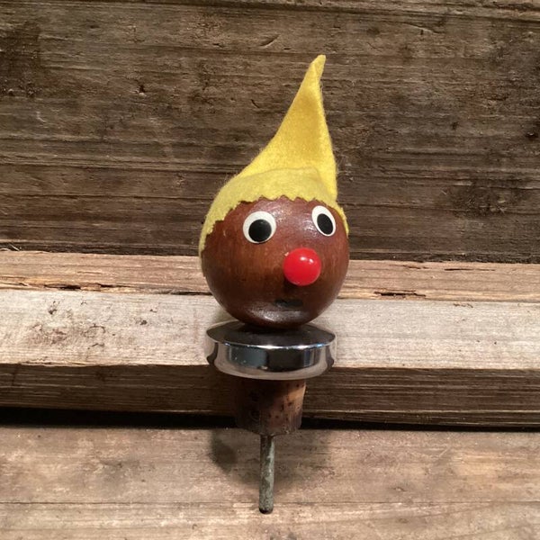 Vintage flessenstop met kurk, mannetje met gele puntmuts