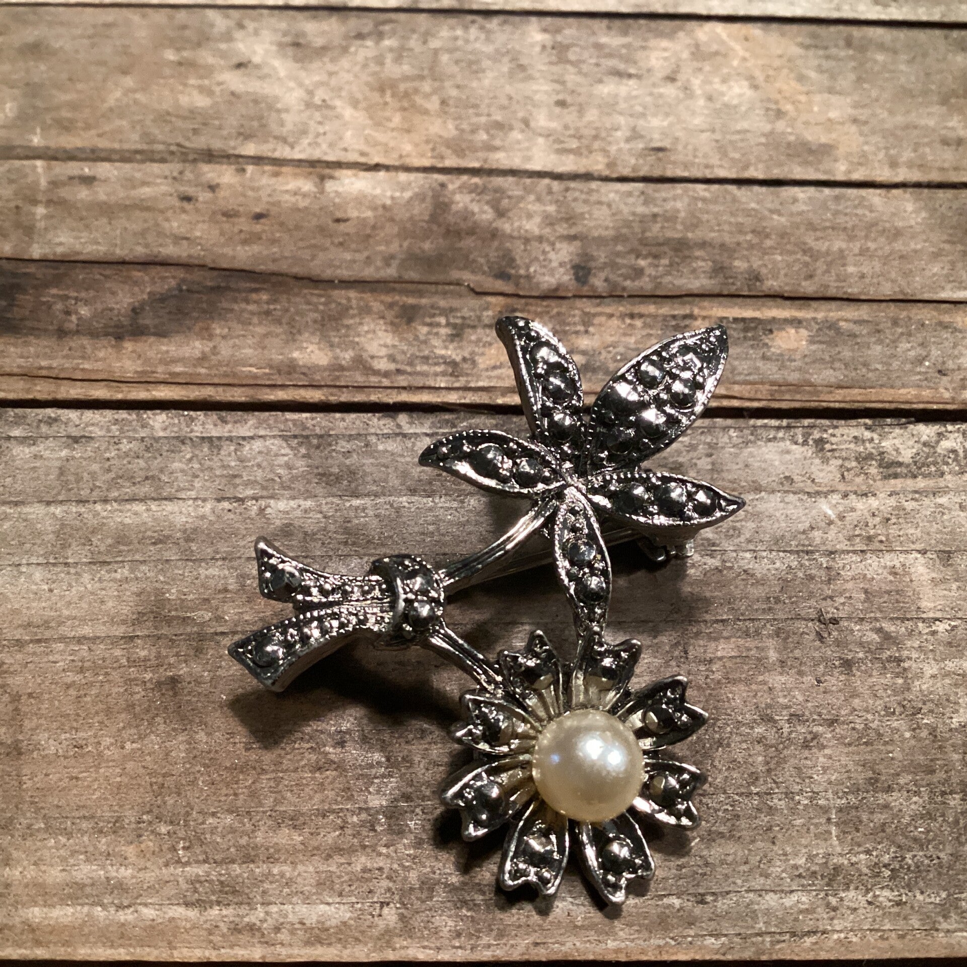Mooie vintage broche met bloemen, parel en markiesaat steentjes 4x4x2 cm