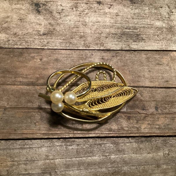 Mooie vintage engelse broche filligrain met parels 4,5x3,5 cm