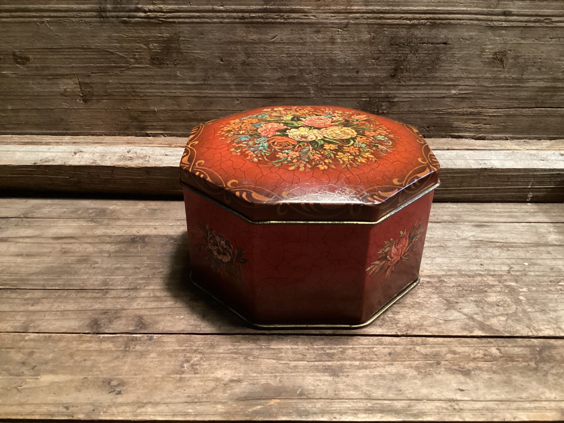 8 hoekig oud engels blik met bloemen 12x12x6 cm