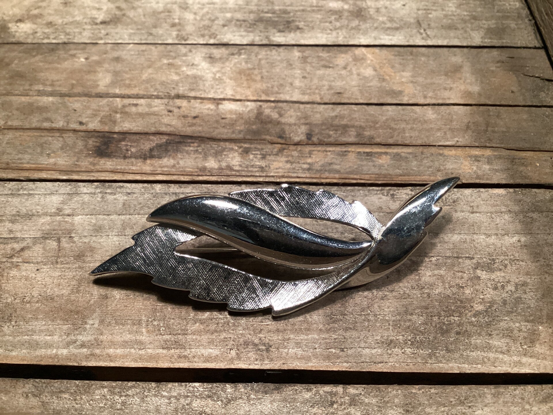 Mooie zilverkleurige broche 7x3 cm bladvorm