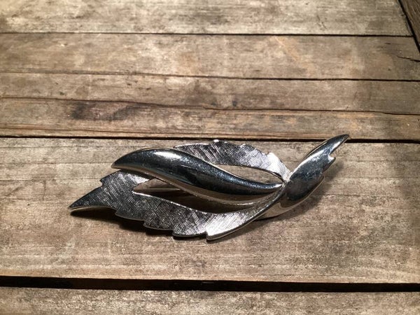 Mooie zilverkleurige broche 7x3 cm bladvorm