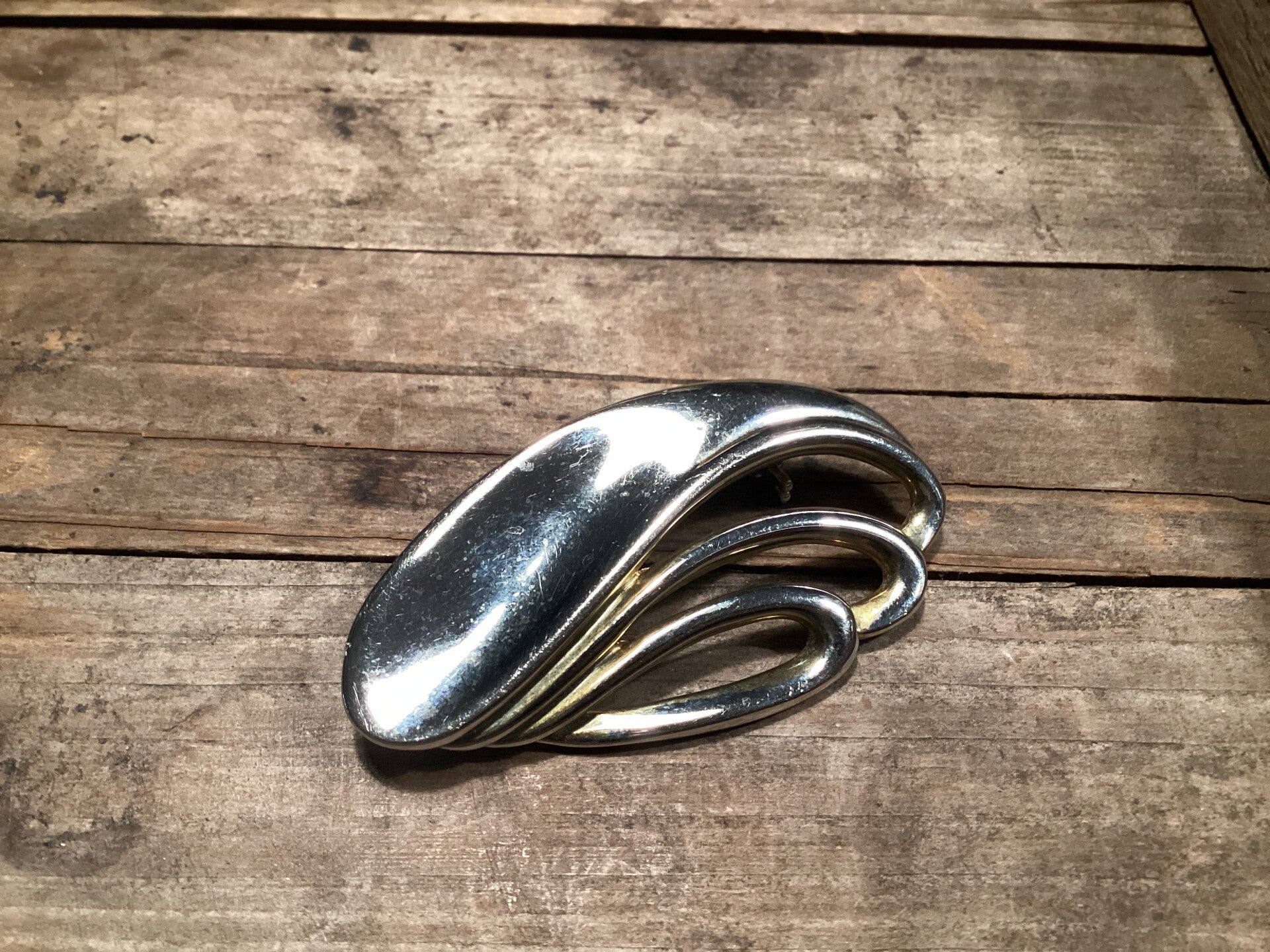 Mooie zilverkleurige broche 6x3 cm