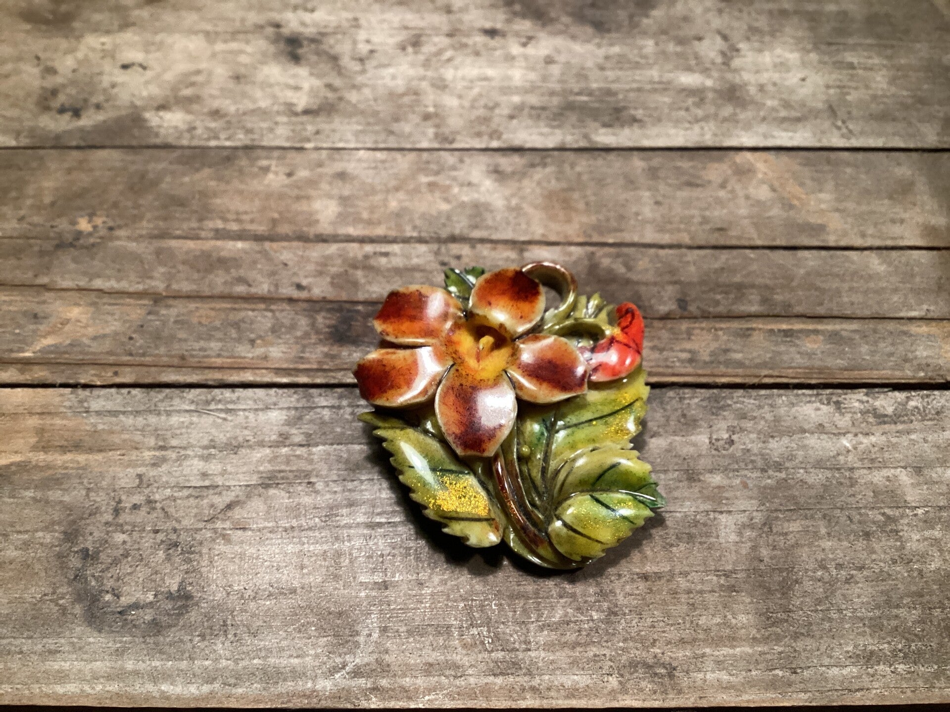 Vintage broche voorjaarsbloem met blad 4x3 cm kleurrijk