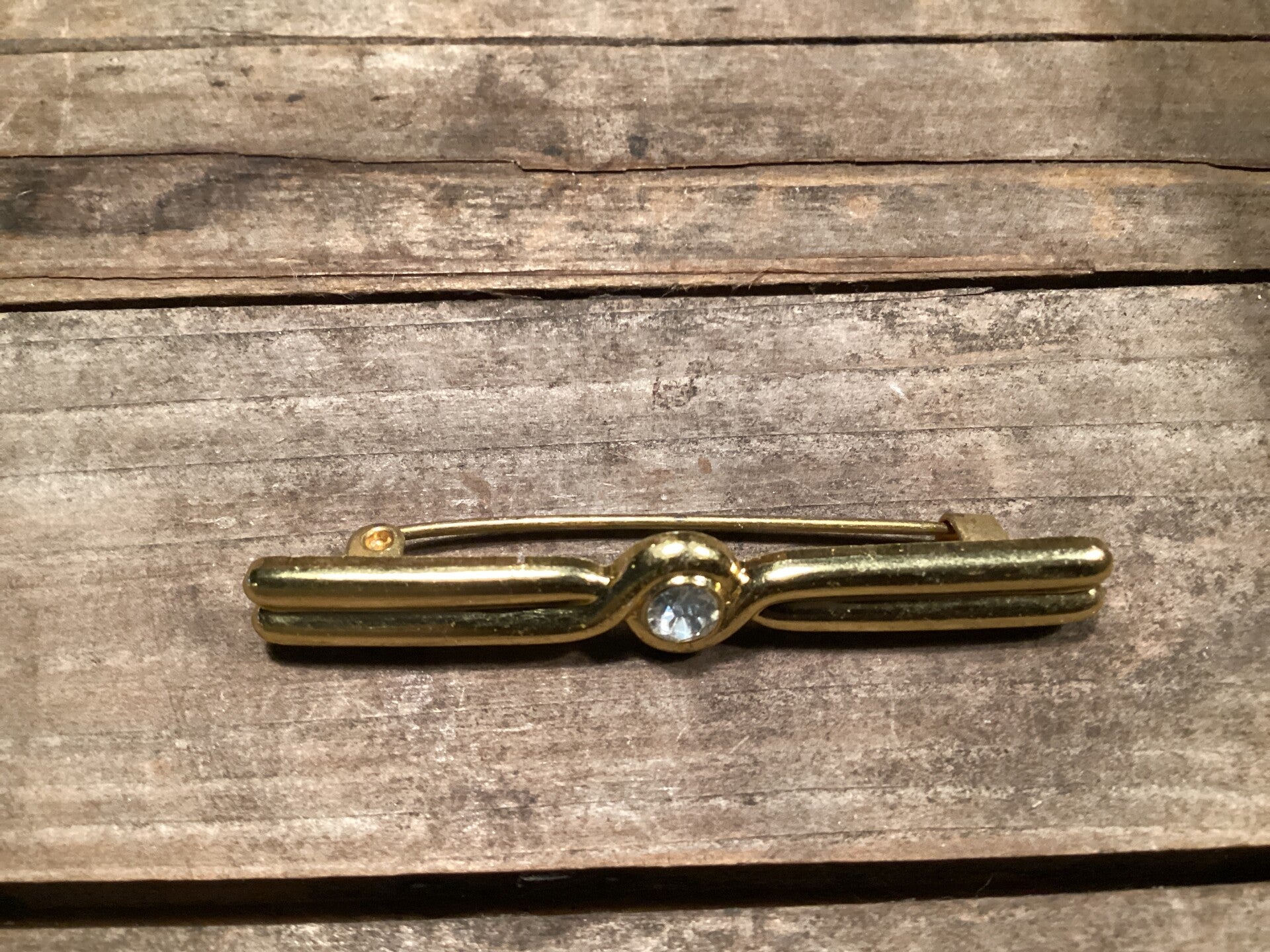 Goudkleurige broche met steentje, 5 cm