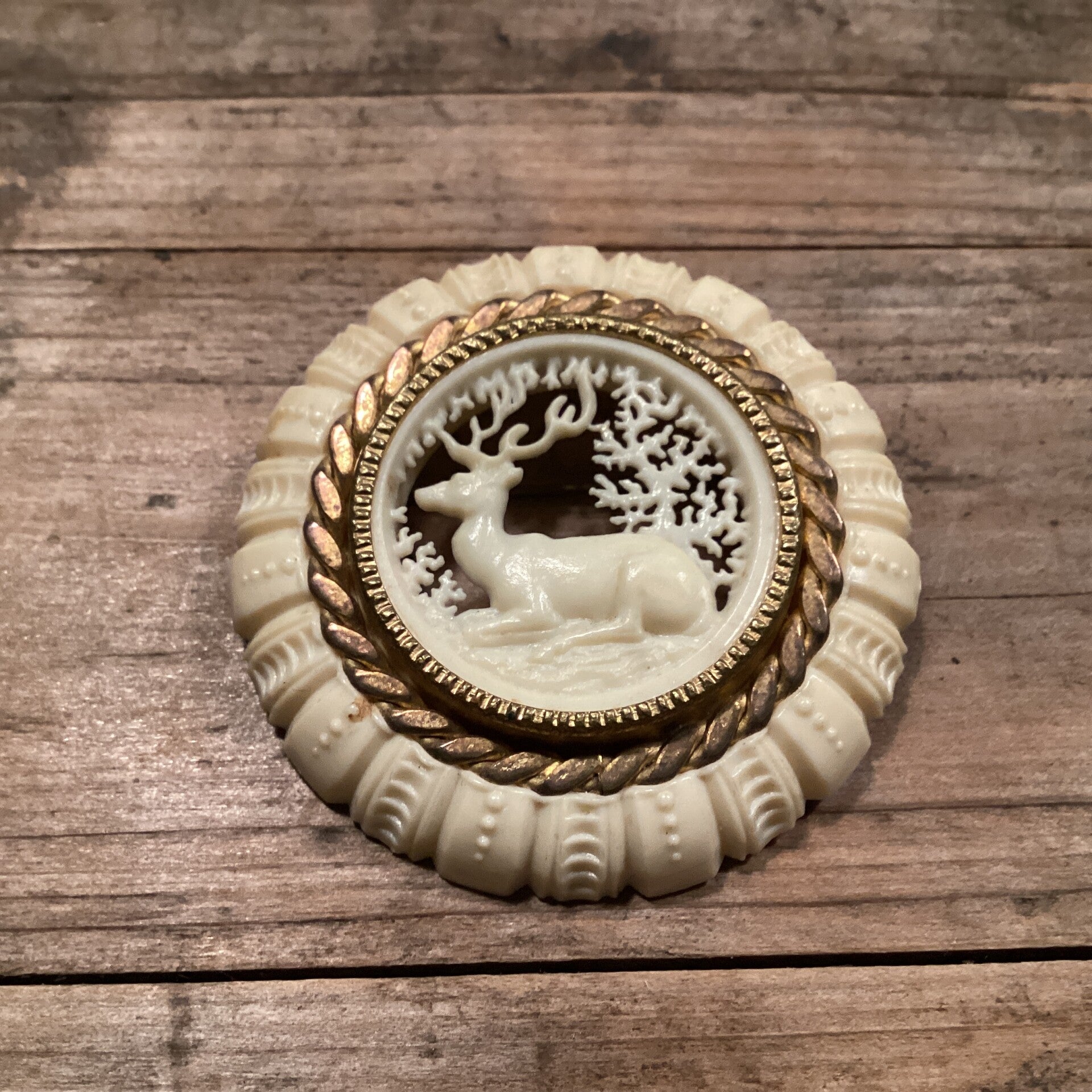 Antieke celluloïd broche edelhert 1930, diam.4,5 cm