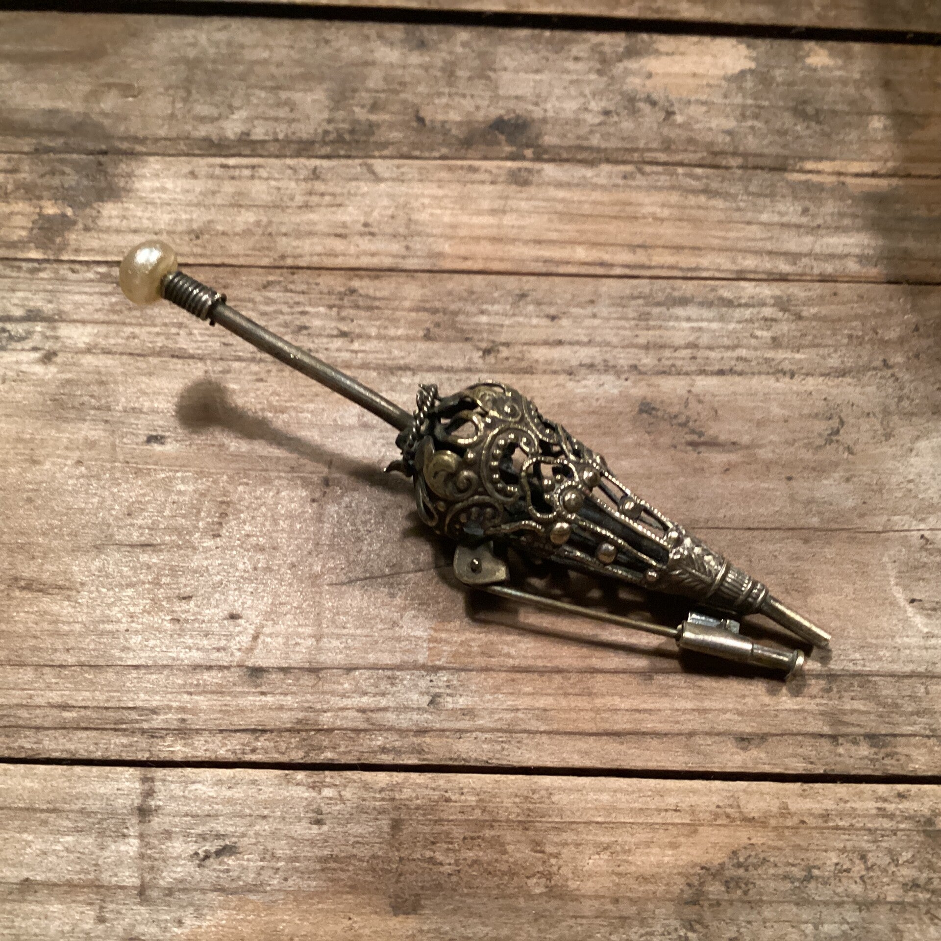 Antieke paraplu broche met parel op top, 7,5 cm rond 1900