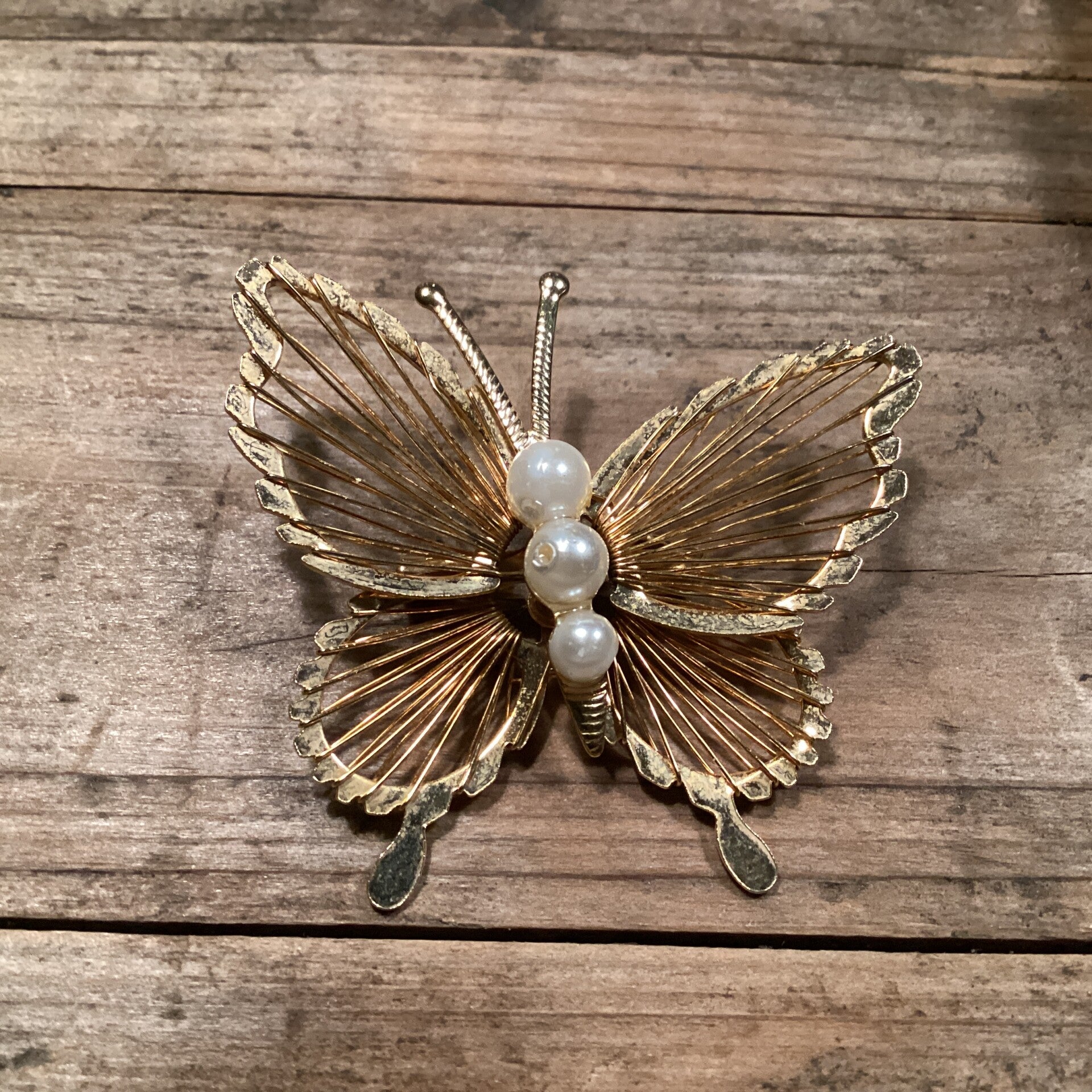 Vintage broche vlinder met bewegende vleugeltjes, pareltjes, 4,5x4,5 cm