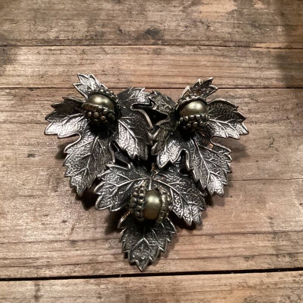 Prachtige sjaalspeld met eikels op bewerkte bladeren, 5,5x5,5 cm