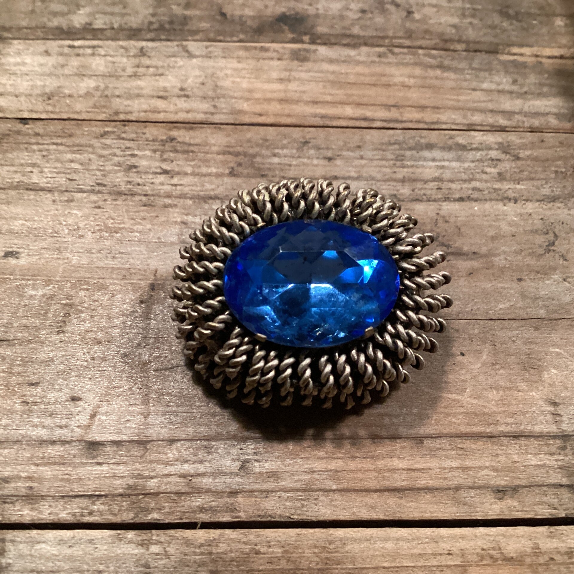 Mooie vintage broche met blauwe steen 3x2,5 cm
