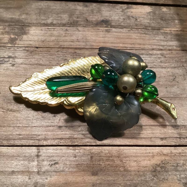 Schitterende broche goudkleur met groen bladeren, bessen,8,5x5 cm