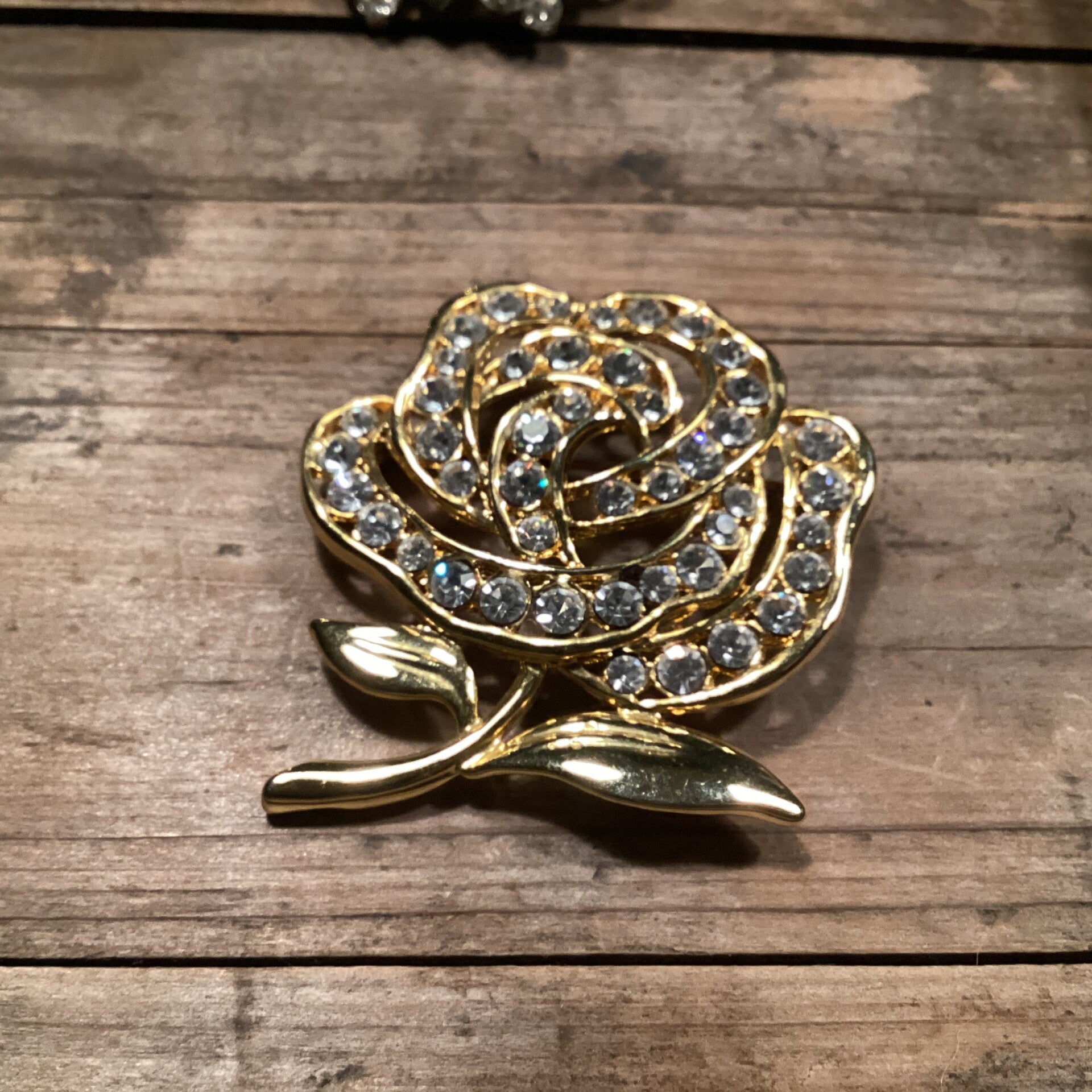 Vintage goudkleurige broche roos met strass, 4,5x5,5 cm