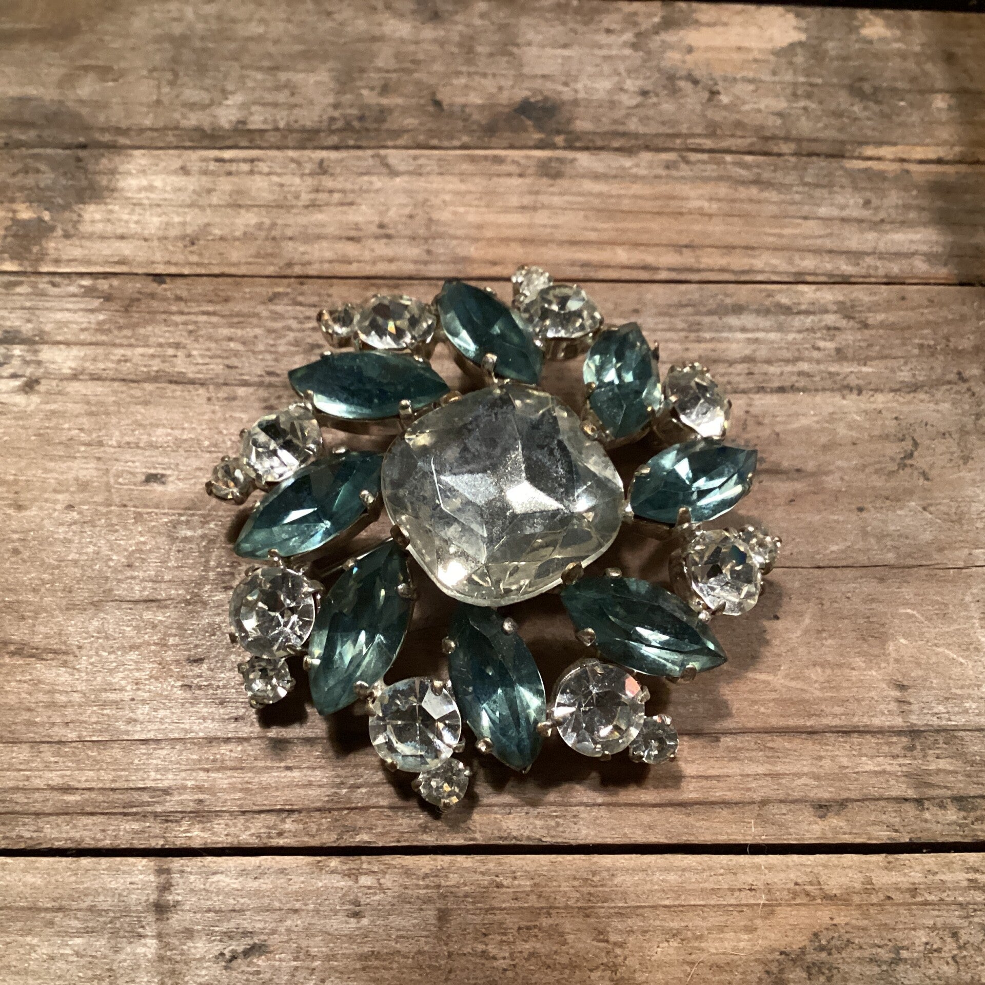 Prachtige vintage broche met blauw transparante stenen, 4,5x4,5 cm
