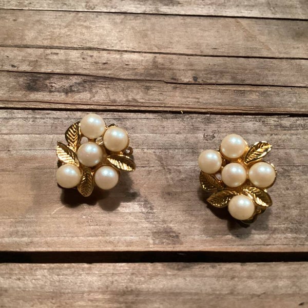 Vintage oorclips Prachtige blaadjes met pareltjes