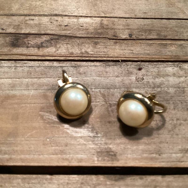 Vintage oorclips Pareltje met goudkleur