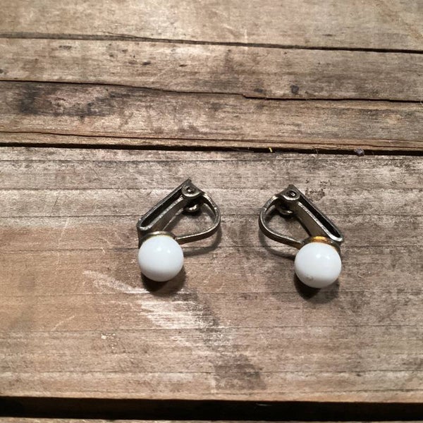 Vintage oorclips Witte fijne pareltjes