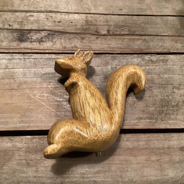 Vintage broche Eekhoorn van hout, 5x4 cm