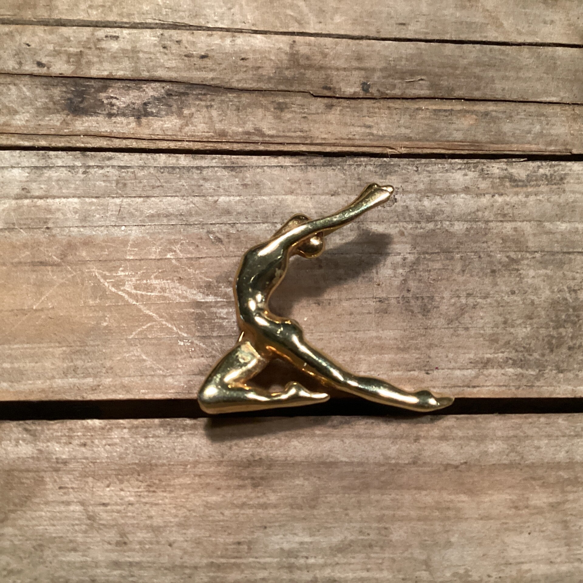 Vintage broche Sierlijk vrouwfiguur 4x3,5 cm