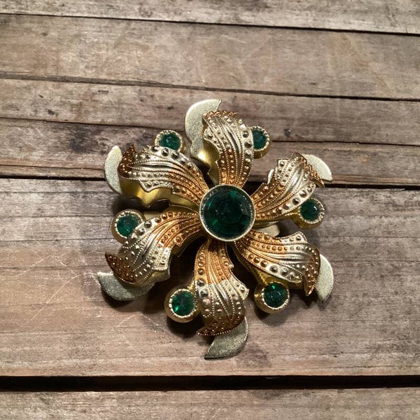 Mooie broche met groene steentjes diam.5 cm