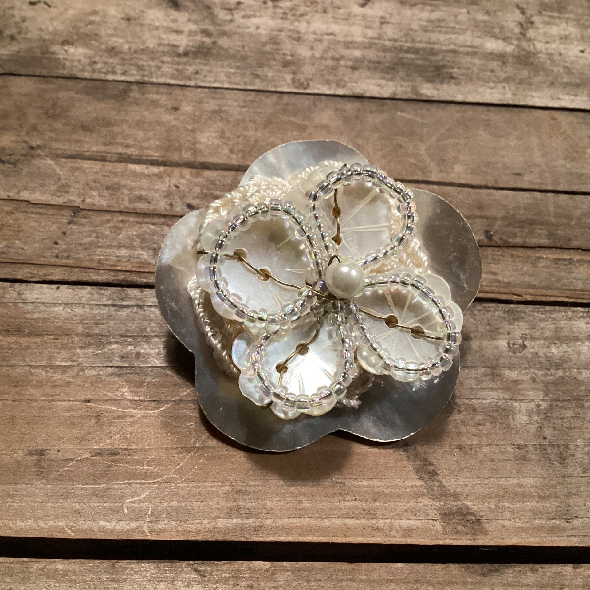 Vintage broche Parelmoer bloem kralen, schelp stof, diam 5 cm