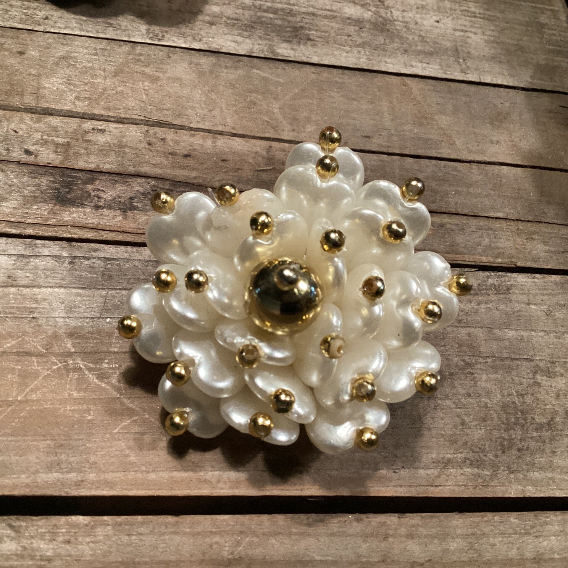 Vintage broche Hartjes bloem, één hartje ontbreekt