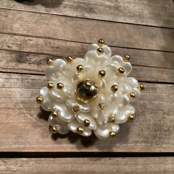 Vintage broche Hartjes bloem, één hartje ontbreekt