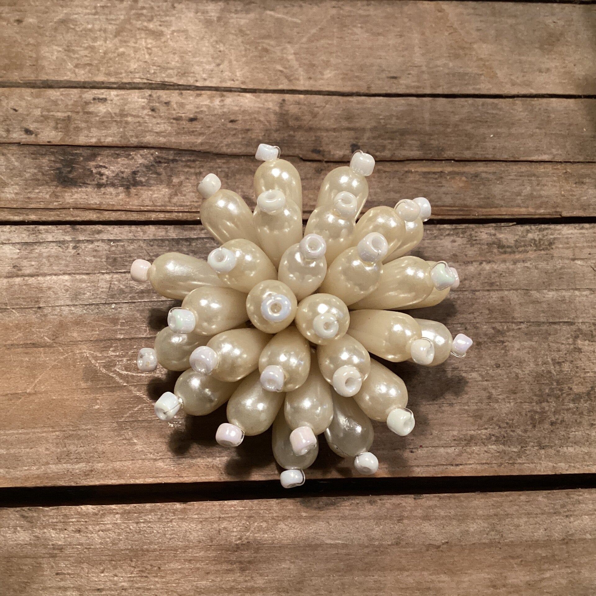 Vintage broche Met parelmoer kralen, bloemvorm