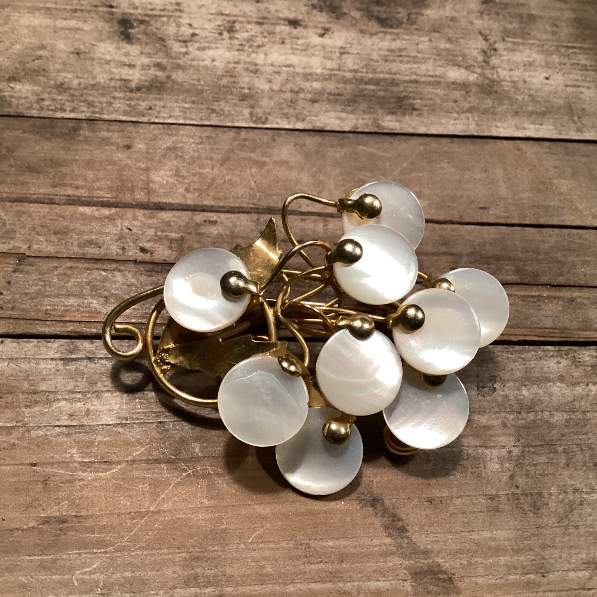 Vintage broche Mooi parelmoeren schelpen met gouden draden, blad